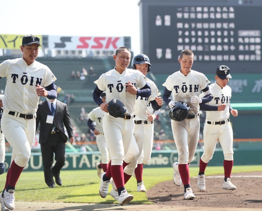 智弁学園に敗れ肩を落として引き揚げる大阪桐蔭の選手たち＝兵庫県西宮市の阪神甲子園球場で、吉田航太撮影