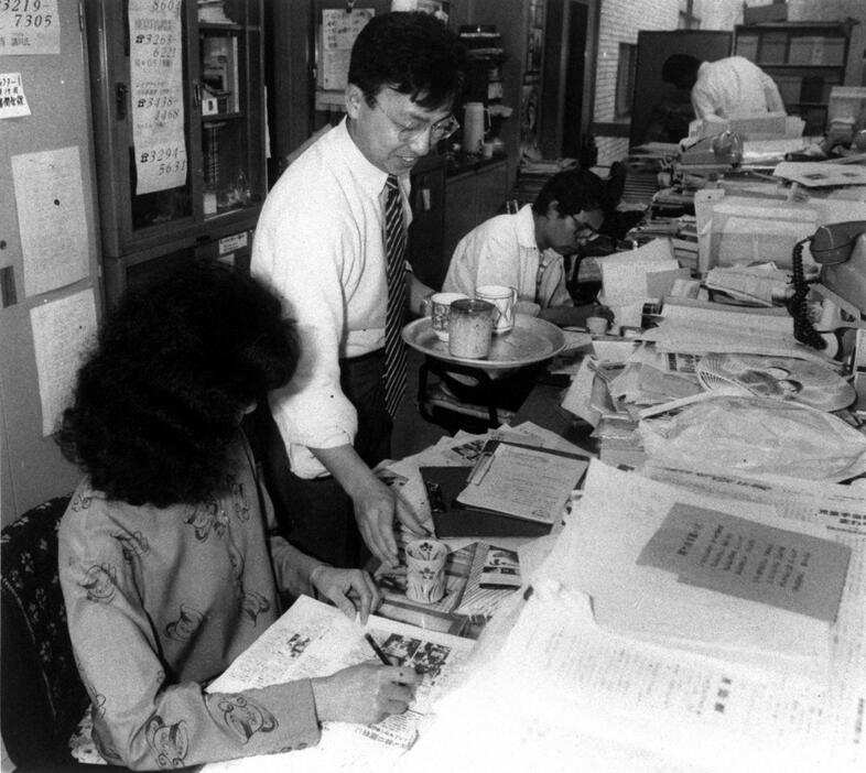 1991年、お茶汲みする男性社員の様子がニュースに（写真：毎日新聞社／アフロ）