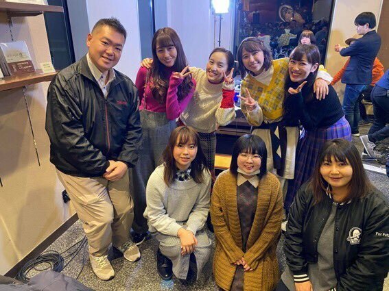 2019年、女川町を訪れたももクロと。前列左が阿部こころさん（大嶋智博さん提供）