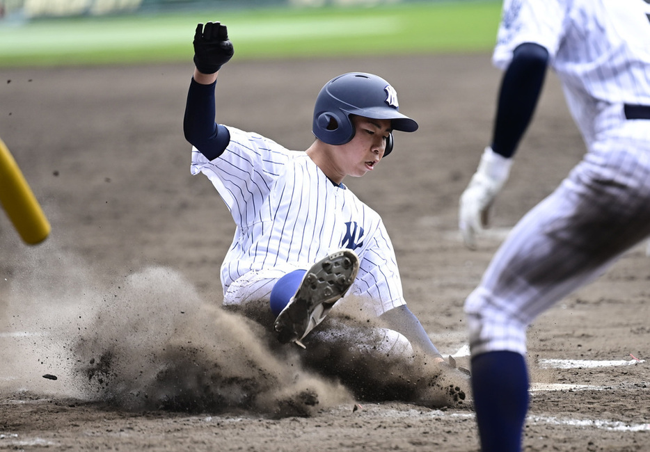 七回表八戸西２死満塁、桐山の右前２点打で下井田に続き大釜が生還＝阪神甲子園球場で２０２１年３月２２日、藤井達也撮影