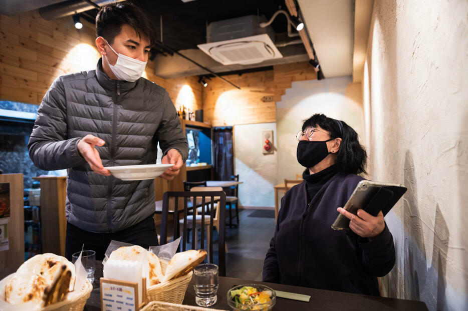 八王子五中夜間学級の元教師、小川惠子さん（69）はいまでも教え子のラジーヴさんを気にかけ、ときどき店に行く