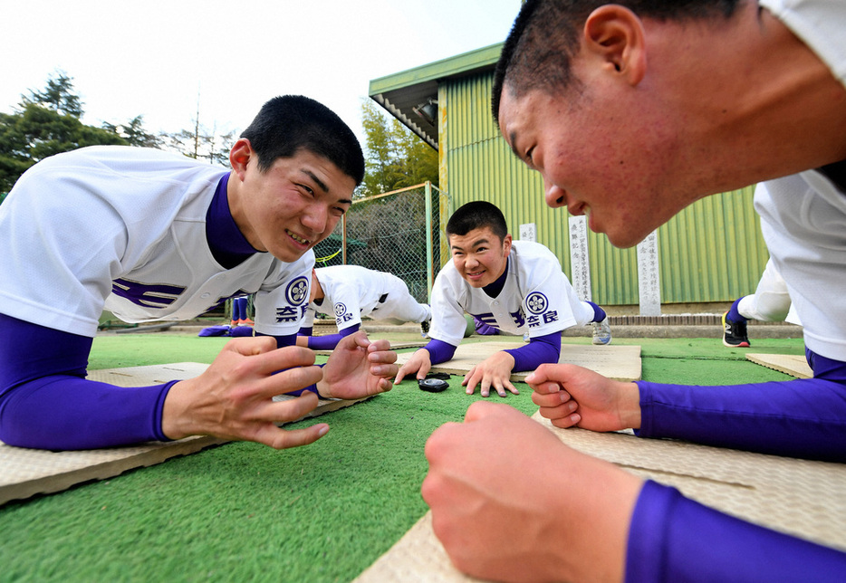 腹筋を鍛える「プランク」をする天理の選手たち＝奈良県天理市で２０２１年２月１３日、山田尚弘撮影