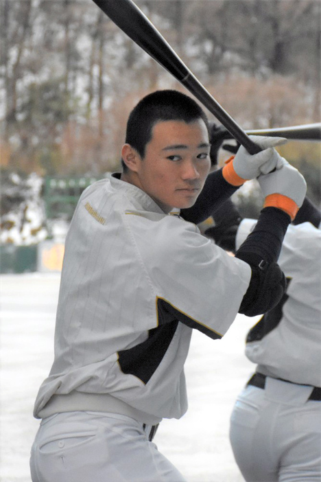 守備練習をする行松碧湖内野手（２年）＝福井県敦賀市沓見の敦賀気比高校野球場で、大原翔撮影