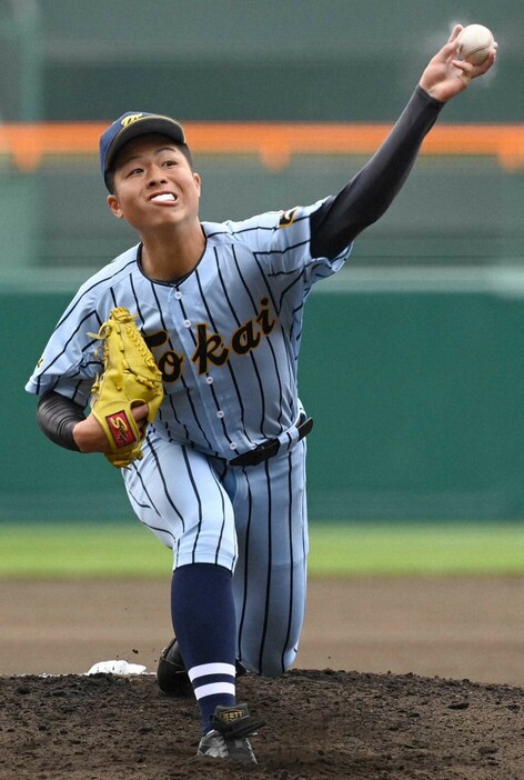 【東海大相模－東海大甲府】力投する東海大甲府先発の若山＝阪神甲子園球場で2021年3月20日、平川義之撮影