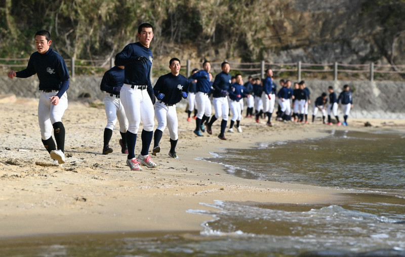 練習場近くの浜でトレーニングする大崎の選手たち＝長崎県西海市で2021年1月30日、徳野仁子撮影