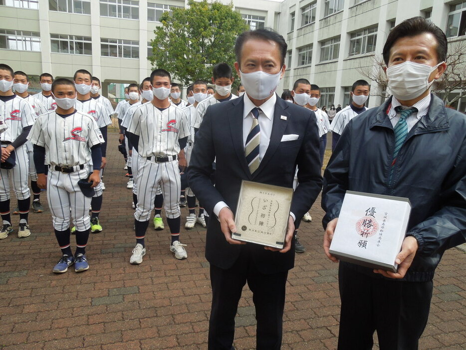 柴田高校に丸森町のブランド米「いざ初陣」を贈呈した県南部郵便局長会の大沼芳則会長（右）。中央は土生善弘校長＝宮城県柴田町で２０２１年３月１２日、石丸整撮影