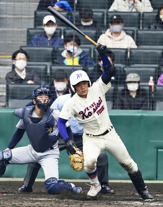 九回表神戸国際大付2死一塁、西川が左前打を放つ＝阪神甲子園球場で2021年3月25日、藤井達也撮影