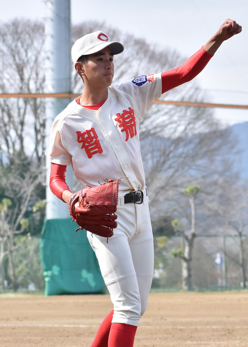 キャッチボールをする藤本竣介投手（１年）＝奈良県五條市の智弁学園で、林みづき撮影