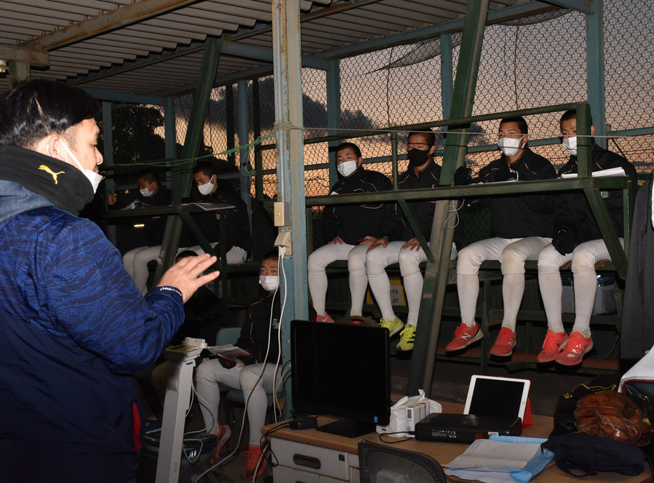 選手たちに栄養指導する食育トレーナーの武田渉さん（左）＝和歌山市六十谷の市和歌山グラウンドで、橋本陵汰撮影