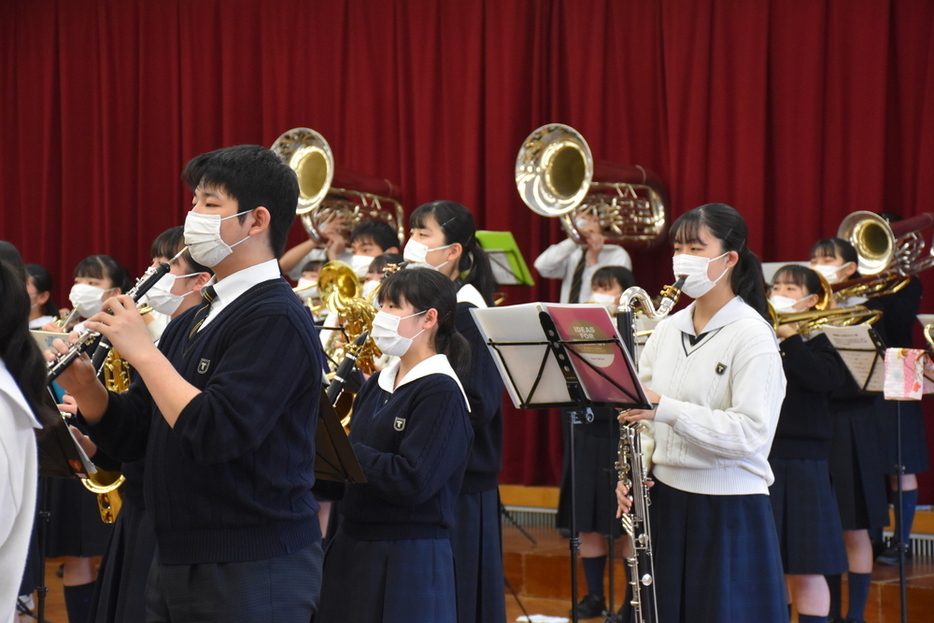 練習する吹奏楽部の生徒たち。飛沫防止のため、生徒はマスクに切り込みを入れてマウスピースをくわえ楽器を演奏している＝神奈川県相模原市南区で２０２１年３月１７日、宮島麻実撮影