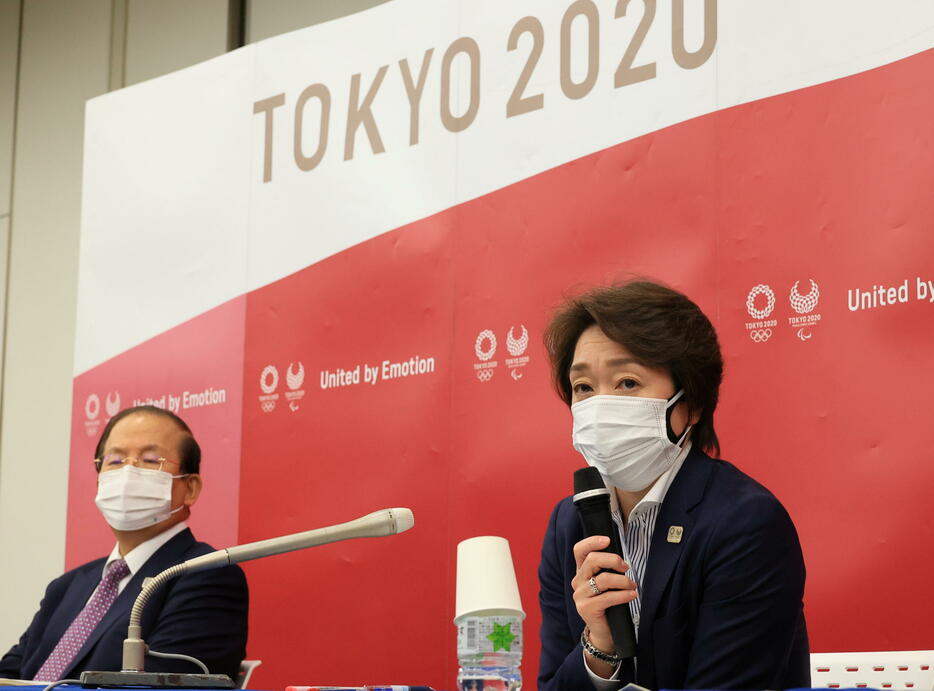 5者会議後に会見する組織委の橋本会長（右）と武藤事務総長（左）（写真：代表撮影/ロイター/アフロ）