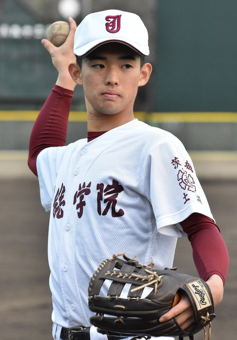 キャッチボールをする大津勇人外野手＝茨城県土浦市中村西根の常総学院野球部グラウンドで２０２１年３月４日、長屋美乃里撮影