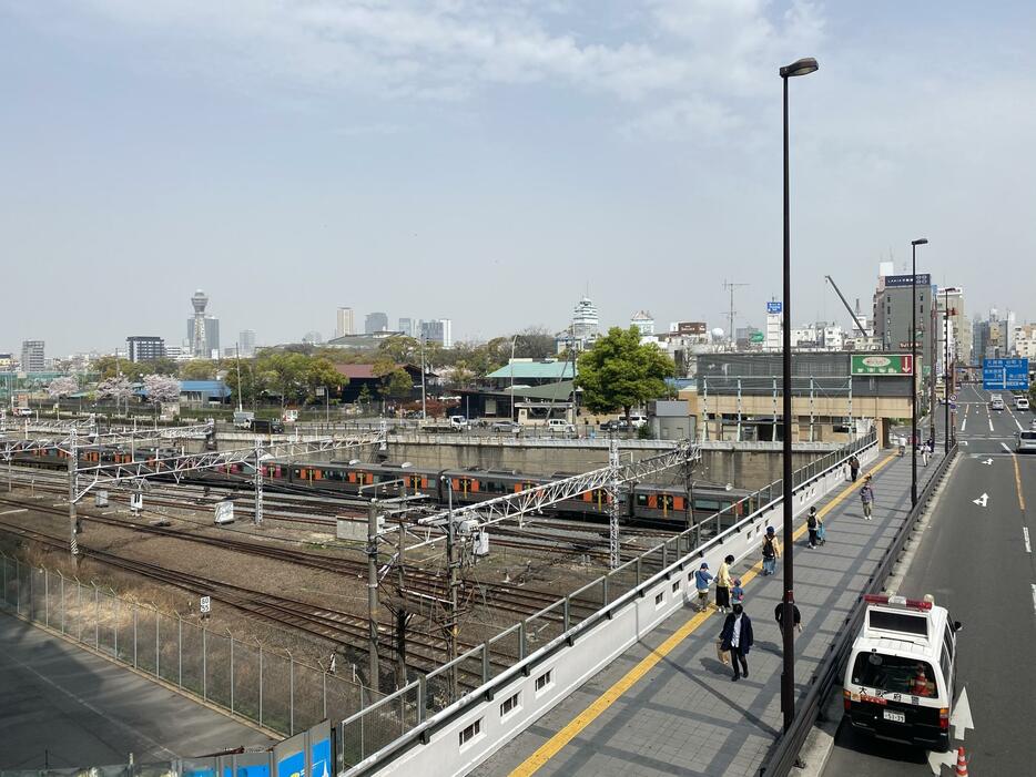 [写真]阿倍野歩道橋から通天閣方面を望む。いつもの晴れ間と違い、黄砂のためか通天閣などがかすんで見える＝30日午前10時20分ごろ、大阪市天王寺区で