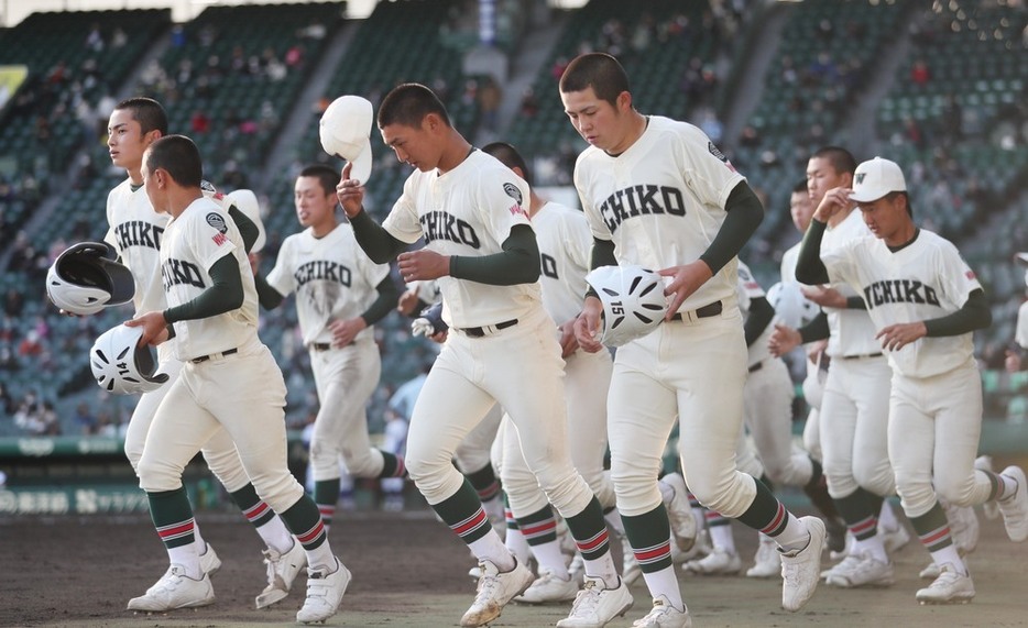 惜敗し、うなだれる市和歌山の選手たち＝阪神甲子園球場で２０２１年３月２６日、吉田航太撮影