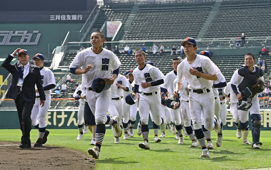 応援席へのあいさつを終え、引き揚げる宮崎商の選手たち