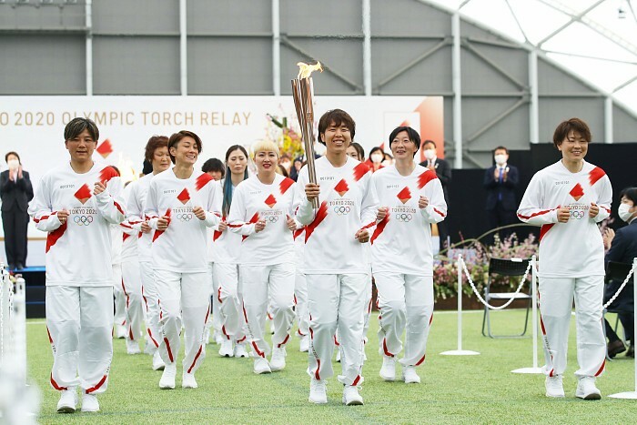 東京2020オリンピックの聖火リレーが25日、福島・楢葉町の「Jヴィレッジ」でスタートした。写真は、リレーの第1走者を務める2011年サッカーFIFA女子W杯を優勝した「なでしこジャパン」のメンバー。（写真：森田直樹/アフロスポーツ）