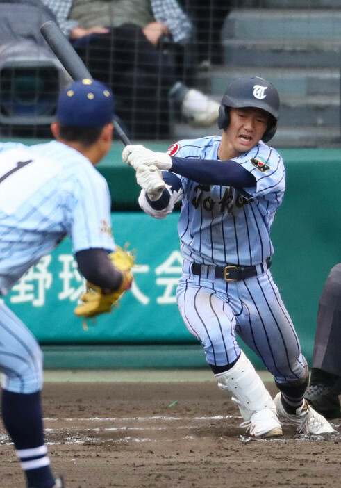 １回戦の東海大甲府戦、延長十一回に決勝点となる右前適時打を放つ大塚瑠晏主将＝阪神甲子園球場で２０２１年３月２０日、吉田航太撮影