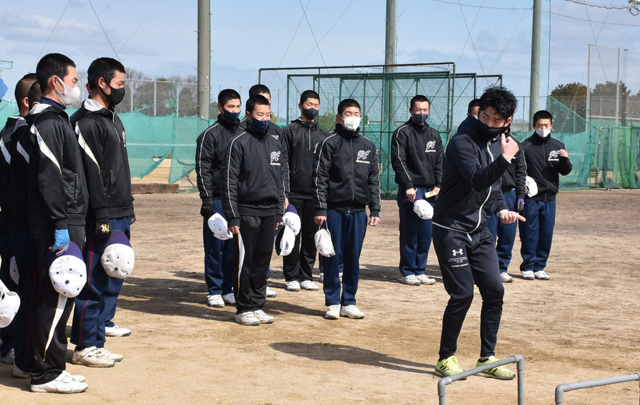 選手らに速く走る方法を教える万浪嵩志さん＝兵庫県稲美町の兵庫県立東播磨高校で、後藤奈緒撮影