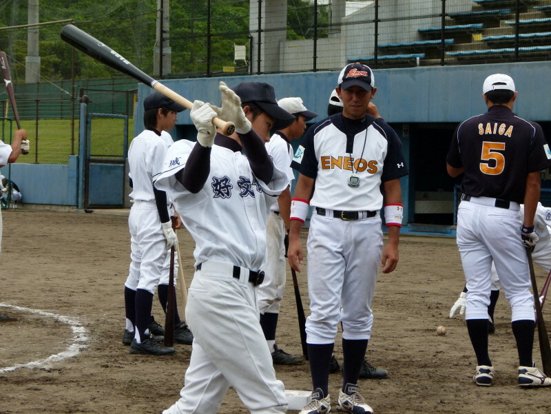東日本大震災から5カ月後に行われた第1回東北復興野球交流試合。野球教室ではJX－ENEOS（現・ENEOS）の選手が被災地の球児たちを指導した＝宮城県で2011年8月、藤倉聡子撮影