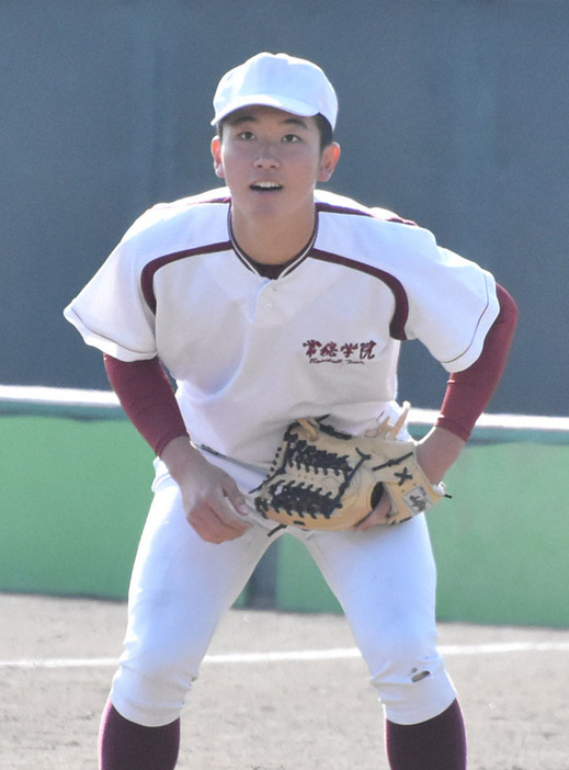 ノックを受ける宮原一綺右翼手＝茨城県土浦市中村西根の常総学院野球部グラウンドで２０２１年２月１３日、長屋美乃里撮影