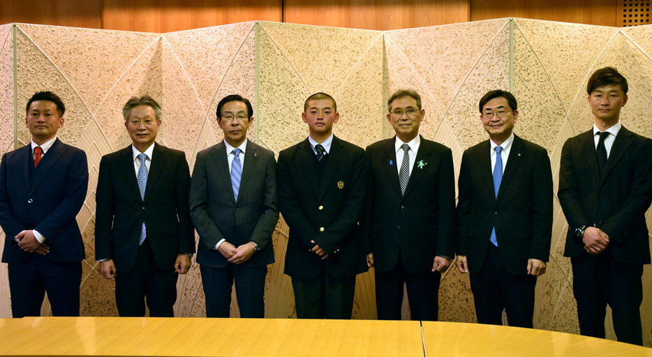 西脇隆俊知事（左から３人目）と写真に納まる京都国際の山口吟太主将（中央）ら＝京都府庁で、中島怜子撮影