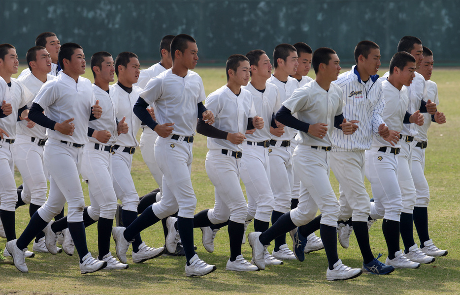 ランニングをする東海大相模の選手たち＝兵庫県西宮市で２０２１年３月３０日、猪飼健史撮影