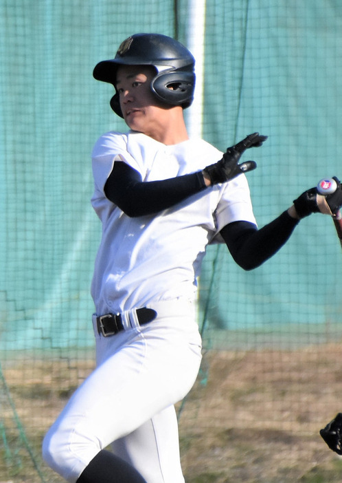 鳥取城北の太田英之介外野手（２年）＝鳥取市で、野原寛史撮影