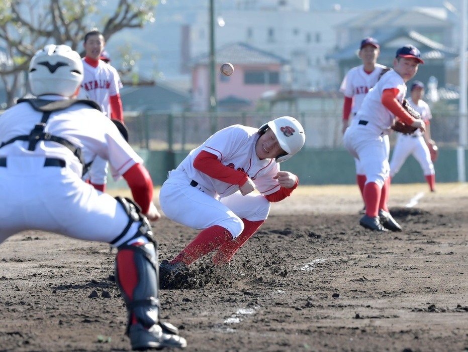 実戦的な練習に取り組む聖カタリナ学園の選手たち＝松山市で２０２１年２月６日、平川義之撮影