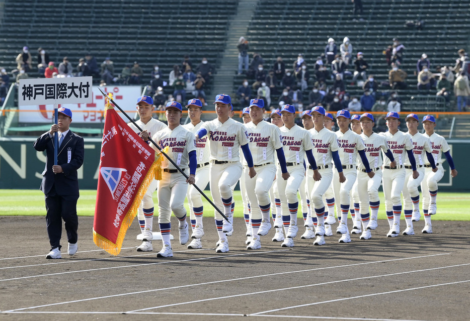 入場行進する神戸国際大付の選手たち＝阪神甲子園球場で２０２１年３月１９日、藤井達也撮影