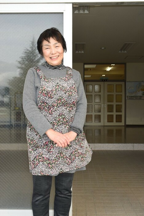 選手の活躍を願う寮母の山本知子さん＝福井県敦賀市沓見の敦賀気比高校男子寮「修文寮」前で、大原翔撮影