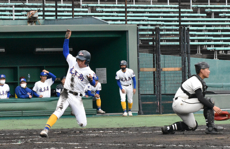 【県岐阜商－松商学園】七回表県岐阜商１死二塁、高木翔斗主将の中前適時打で宇佐美佑典が生還し５点目＝岐阜市長良福光の長良川球場で２０２１年３月１３日、熊谷佐和子撮影