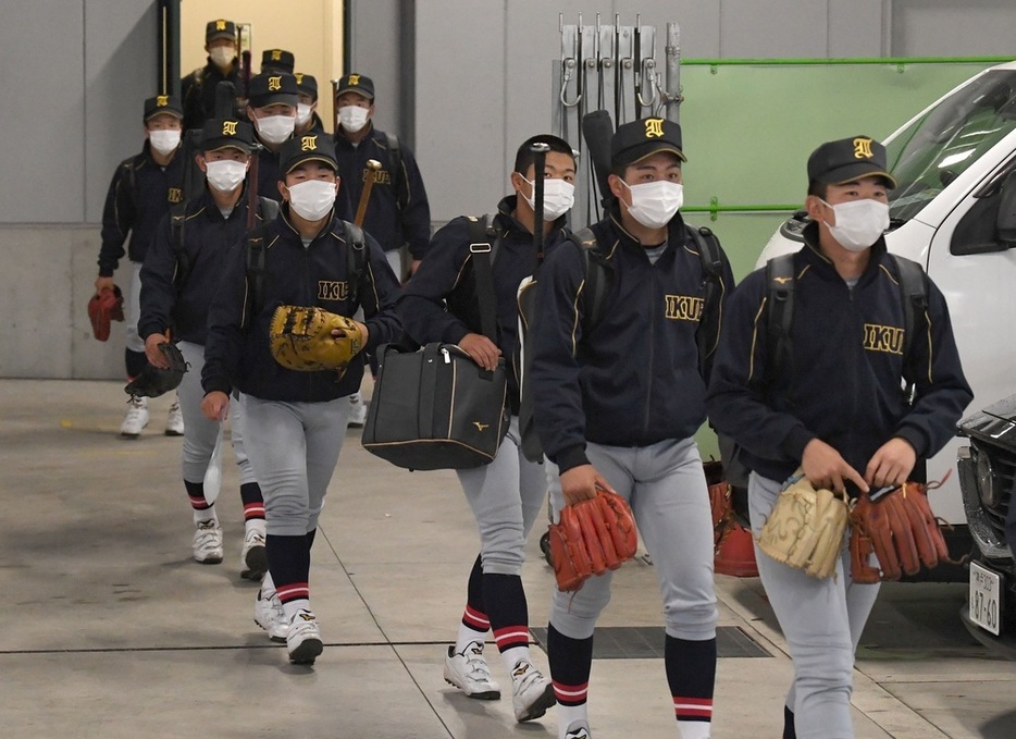 練習を終え、阪神甲子園球場を後にする仙台育英の選手たち＝兵庫県西宮市で２０２１年３月２８日午前（代表撮影）