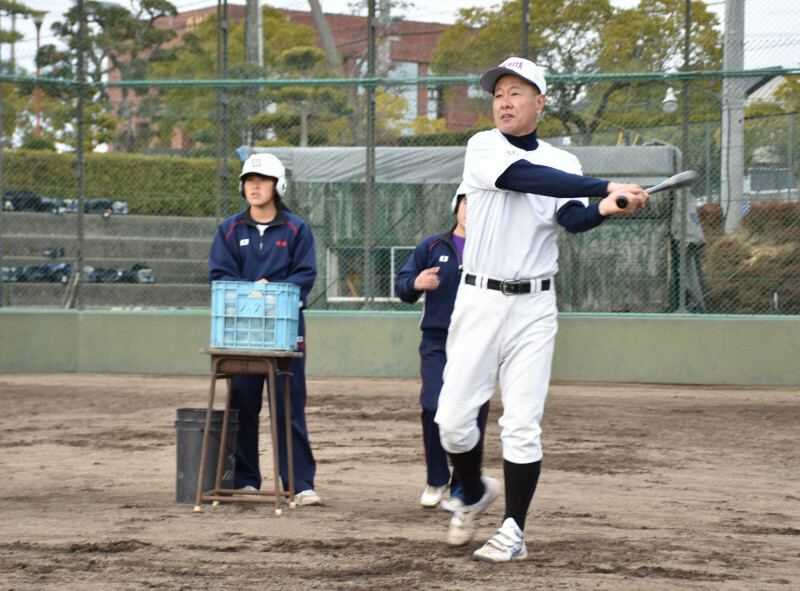 ノックを打つ佐野代行さん＝兵庫県三木市の三木北高で2021年3月4日午後4時15分、隈元悠太撮影