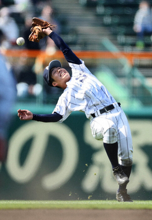 三回裏智弁学園2死一、三塁、前川の飛球に広島新庄遊撃手の瀬尾が飛びつくも及ばず、中前適時打に＝阪神甲子園球場で2021年3月27日、吉田航太撮影