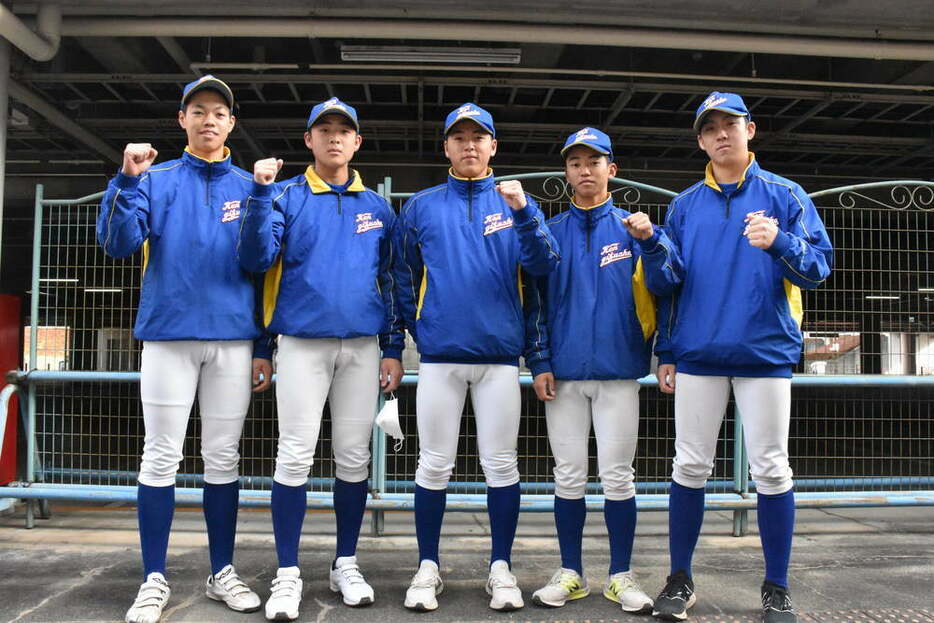 １年生投手９人のうち５人。左から堀川翼、古賀暖人、小掠陽斗、鷲見渉夢、小林隼大投手＝岐阜市長良福光の長良川球場で２０２１年３月４日、熊谷佐和子撮影