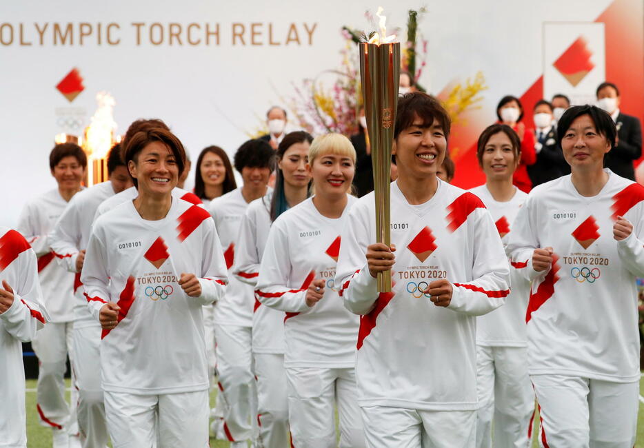 東京五輪の聖火リレーが福島県からスタート。第一走者は2011年にサッカー女子W杯で優勝したなでしこジャパンのメンバーが務めた（写真：代表撮影/ロイター/アフロ）