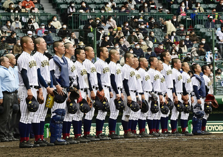 【鳥取城北６－２三島南】初戦を突破し校歌を歌う鳥取城北の選手たち＝阪神甲子園球場で２０２１年３月２０日、藤井達也撮影