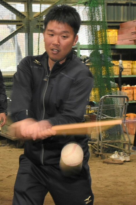 練習でノックをする李開コーチ＝福井県敦賀市沓見の敦賀気比高校野球場で、大原翔撮影