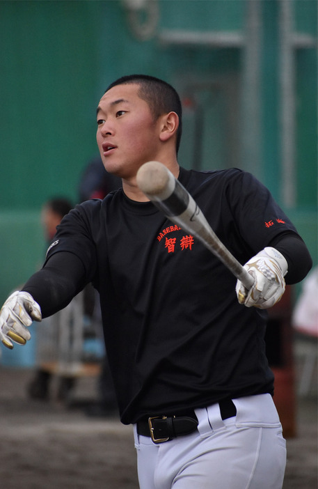 バッティング練習をする垪和拓海選手（２年）＝奈良県五條市の智弁学園で、林みづき撮影