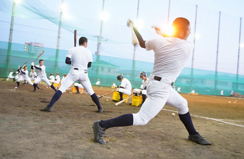 打撃練習をする東海大甲府の選手たち＝甲府市で２０２１年２月５日、玉城達郎撮影