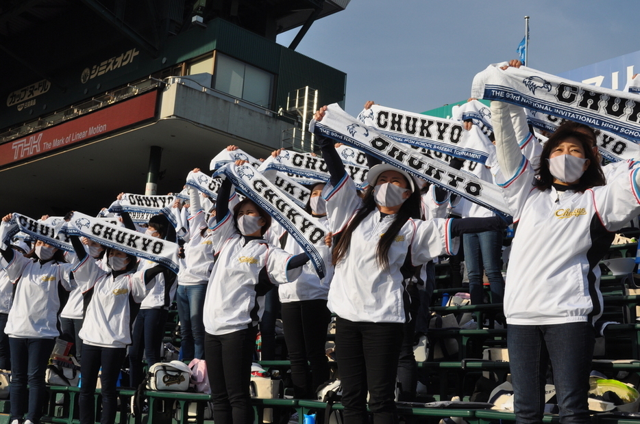 スタンドで、ベスト８進出を喜ぶ野球部員の母親たち＝阪神甲子園球場で２０２１年３月２７日、荻野公一撮影