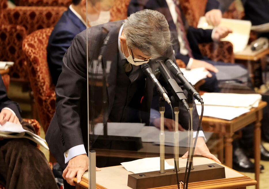 参院予算委員会で謝罪する武田良太総務相。3月8日撮影（写真：つのだよしお/アフロ）