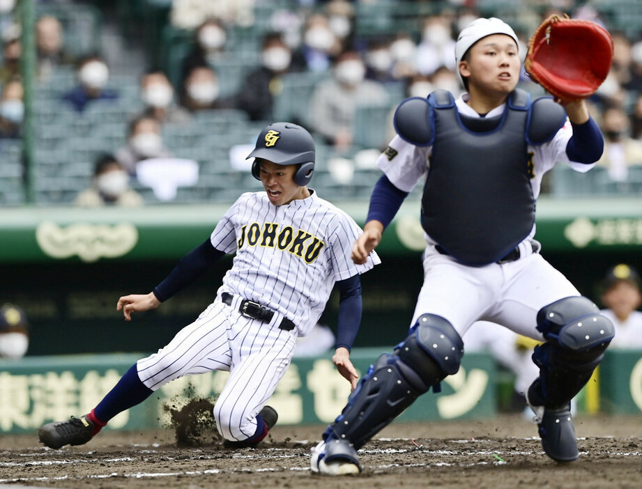 １回戦の三島南戦五回表鳥取城北１死一、二塁、中木村のバントヒットが相手の悪送球を誘い、一塁走者の松田も生還（捕手、深瀬涼）＝兵庫県西宮市の阪神甲子園球場で２０２１年３月２０日、藤井達也撮影