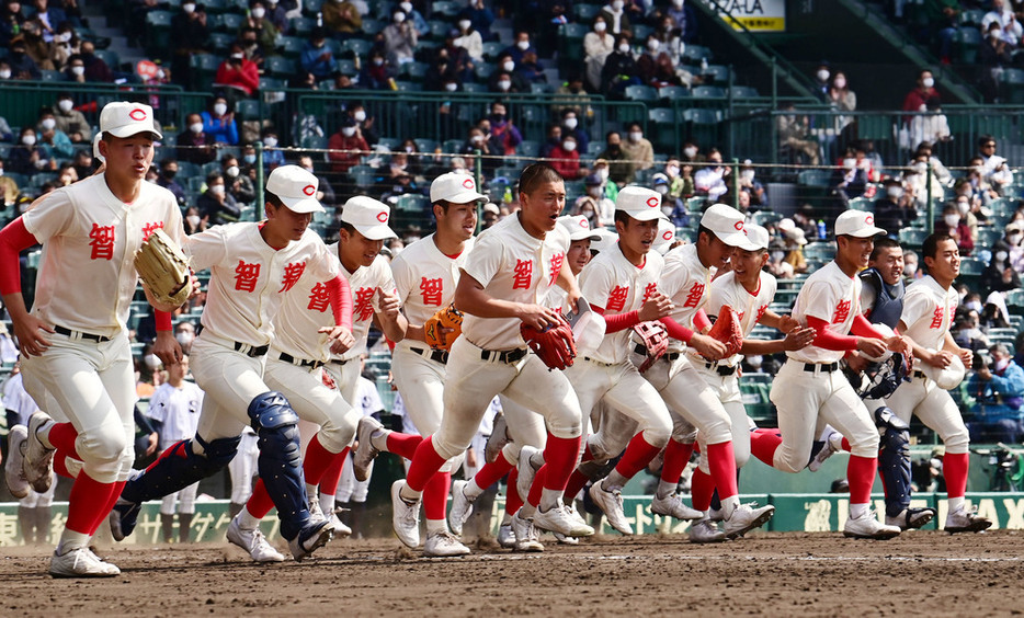 ベスト８進出を決め、アルプス席へあいさつに向かう智弁学園の選手たち＝阪神甲子園球場で、藤井達也撮影