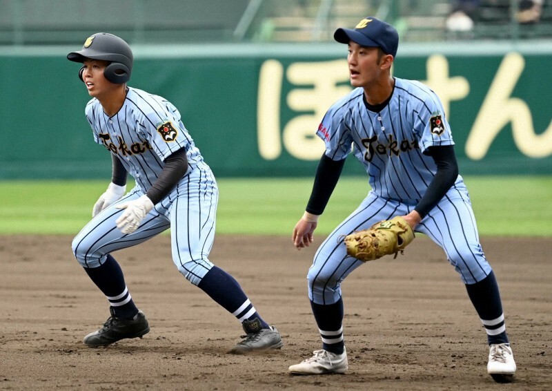 【東海大相模－東海大甲府】似たユニホームを着た東海大相模の選手（右）と東海大甲府の選手＝阪神甲子園球場で2021年3月20日、平川義之撮影