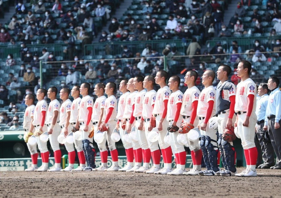 大阪桐蔭に勝利し、校歌を歌う智弁学園の選手たち＝兵庫県西宮市の阪神甲子園球場で、吉田航太撮影