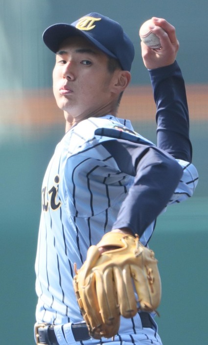 ２回戦の鳥取城北戦で力投する求航太郎投手＝阪神甲子園球場で２０２１年３月２６日、吉田航太撮影