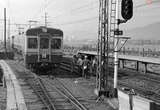 モハ6005を先頭にした3連は、写真1枚目の列車が戻って来たもの。小田急のホームは朝の通勤準急に対応し、上りのみ6連分の長さだった。信号機の右奥に見える架線柱は現在の貨物線で、小田急への乗入れ前は旅客列車が走っていた（1964年11月4日、楠居利彦撮影）。