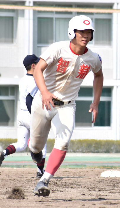 練習試合で塁間を駆け抜ける三好将太選手＝五條市の智弁学園で、林みづき撮影