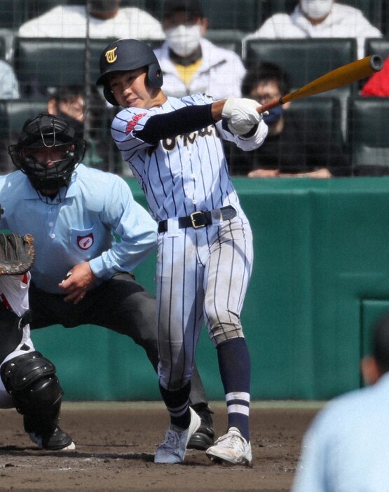 今大会1回戦の聖カタリナ学園戦で八回裏1死満塁からセンターに犠飛を放った東海大菅生・小池祐吏選手＝阪神甲子園球場で2021年3月24日、吉田航太撮影